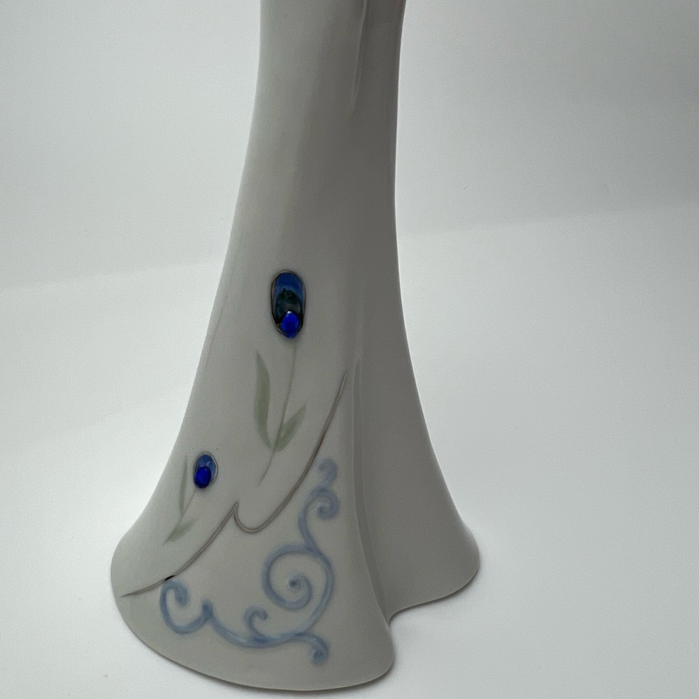 Cosmos Porcelain Elegant Doll - Picture 6 of 17